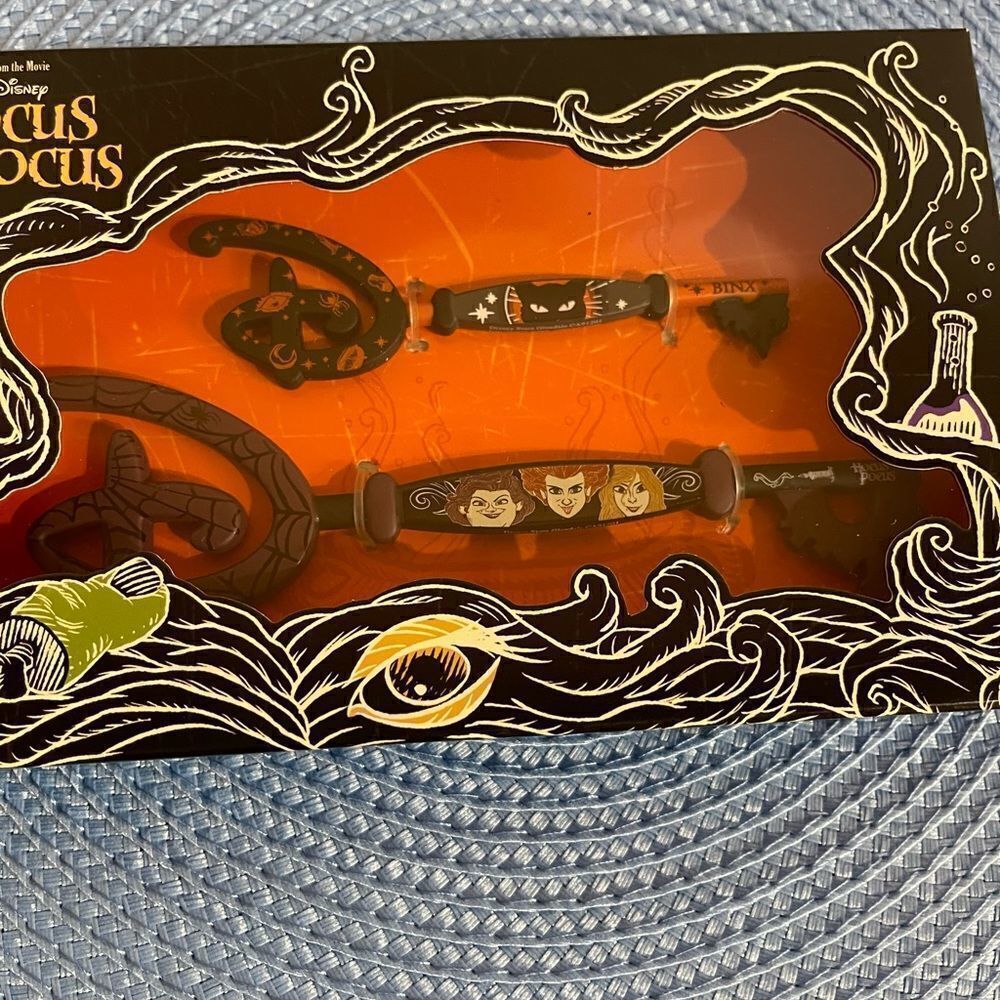 Disney Hocus Pocus Collectible Key Set NWT - Picture 5 of 9